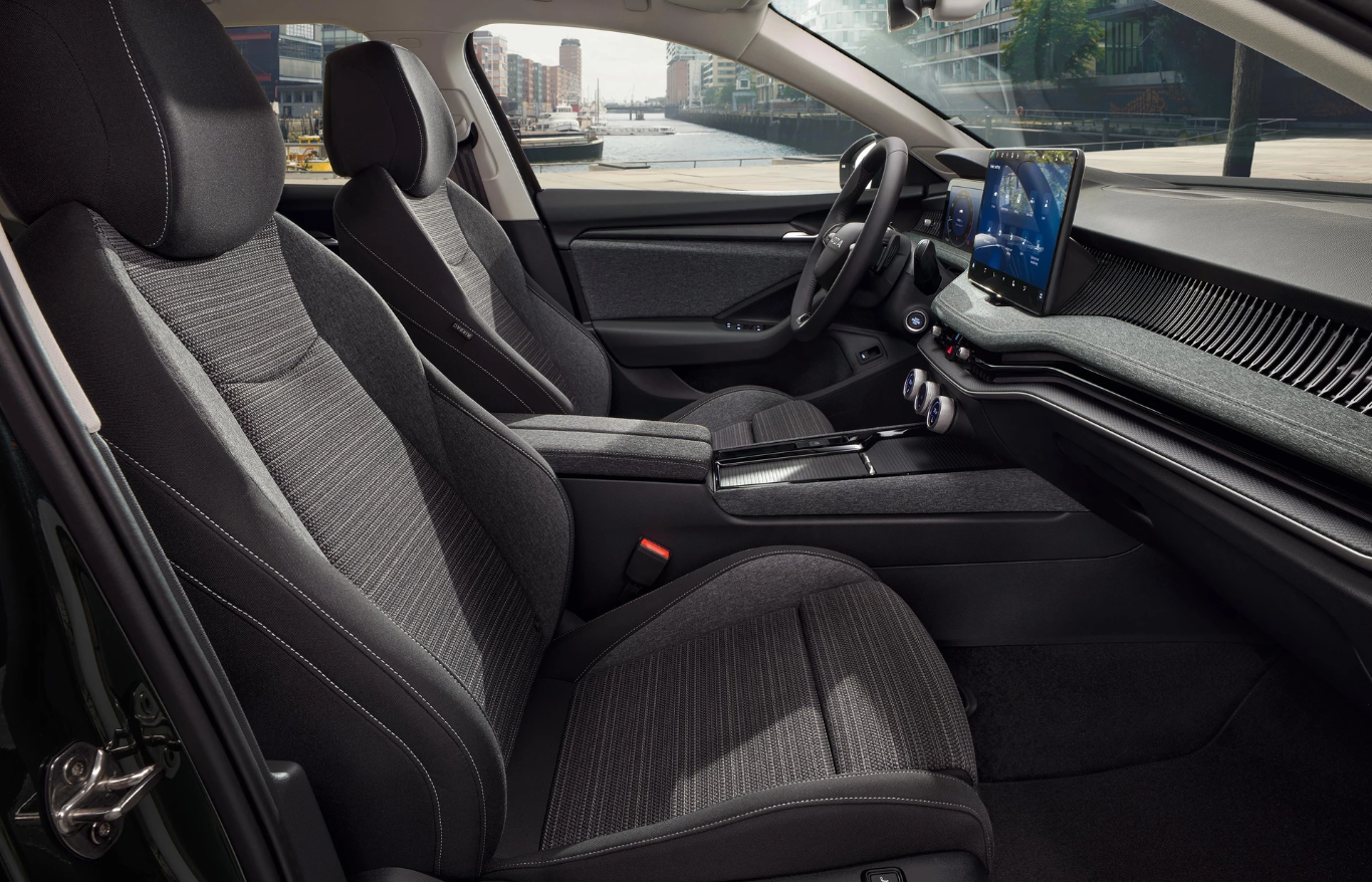 Screenshot 2025-07-14 143832 Skoda Superb Combi iV Interieur von Beifahrerseite aus